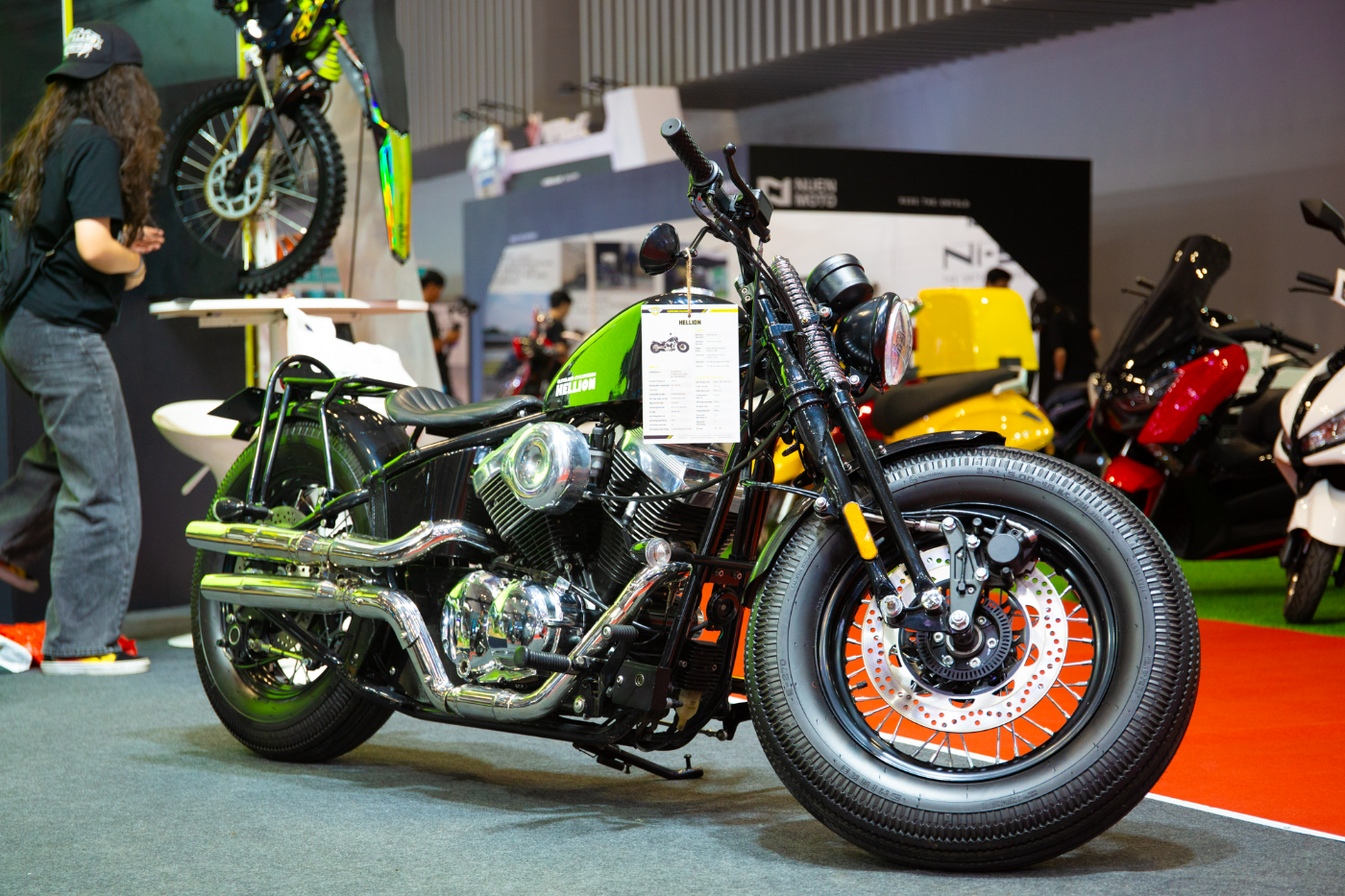 Hellion - Kiểu dáng bobber cổ điển với động cơ V-Twin mạnh mẽ, nhiều chi tiết được mạ crom tạo nên vẻ ngoài tinh tế.