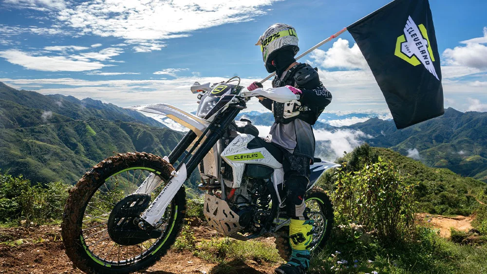 Cleveland cyclewerks ở sống lưng khủng long tà xùa
